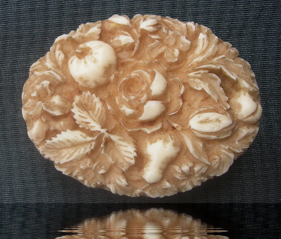 Broche Art Déco En Celluloïd Sculpté à La Main - Motif Fleurs Et Fruits - Vintage - Occasion