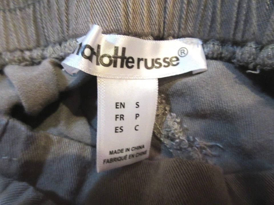 PANTALONES CORTOS CHARLOTTE RUSSE verde oliva~talla PEQUEÑA~NUEVOS~puños~bolsillos de carga Foto 3 de 3