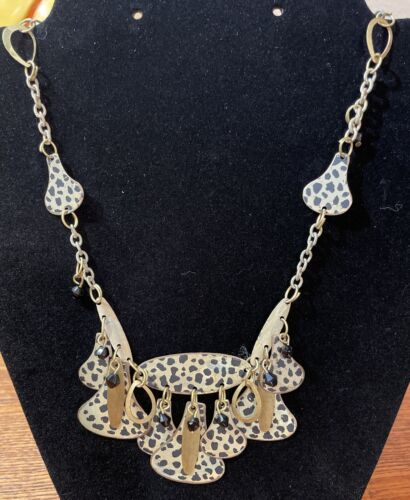 Vintage Leopard/Cheetah Print Necklace Multiple Charms Metallic Rustic - Afbeelding 1 van 5