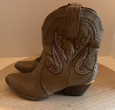 Very Volatile Los Angeles Western Ankle Boots Women's Size 7.5  Taupe Brown Cow