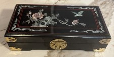 Ancienne boite à bijoux asiatique laquée incrustation de nacre - doublure soie rouge