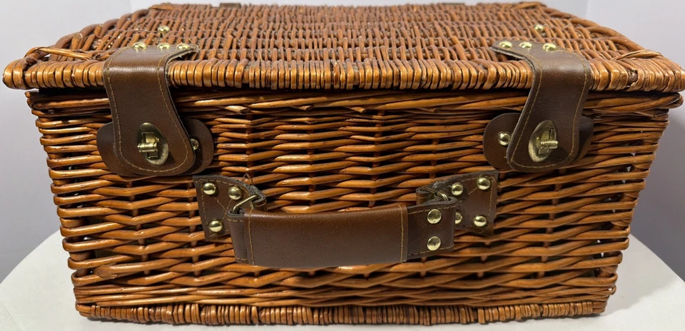 Cesta de picnic de mimbre de lujo Romantic Pier 1 para 2 utensilios copas de vino platos Foto 2 de 4