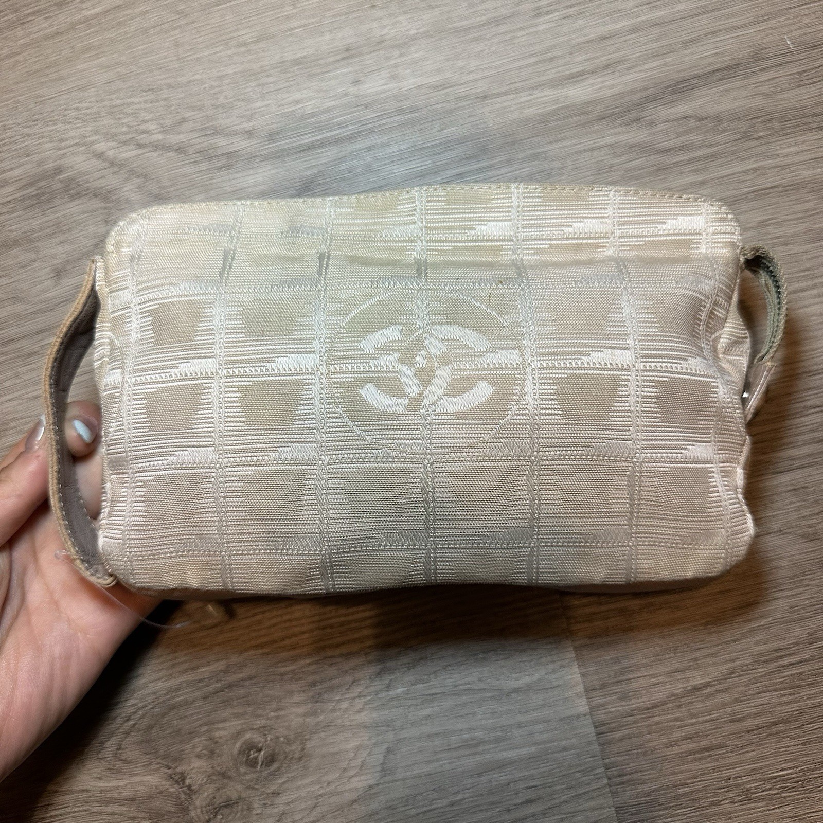 CHANEL 100% AUTHENTIC Beige Grid Pattern Travel L… - image 3