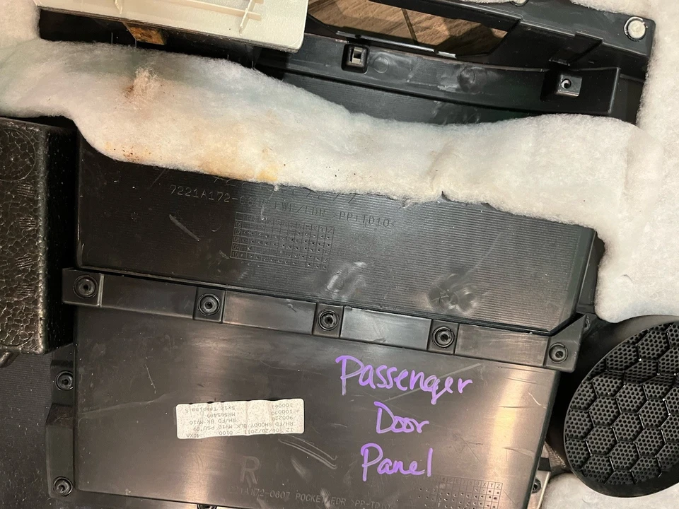 Panel de moldura de puerta Mitsubishi Envavor 2011, pasajero derecho delantero  Foto 2 de 4