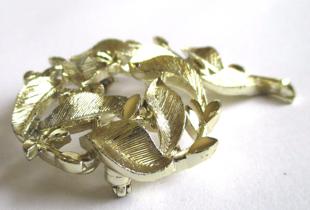 Broche Vintage Signée Lisner - Motif Feuillage Strié En Relief - Couleur Argenté - Occasion