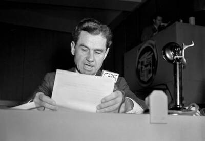News reporter Lowell Thomas at the Presidential Election night c 1940s Photo 1