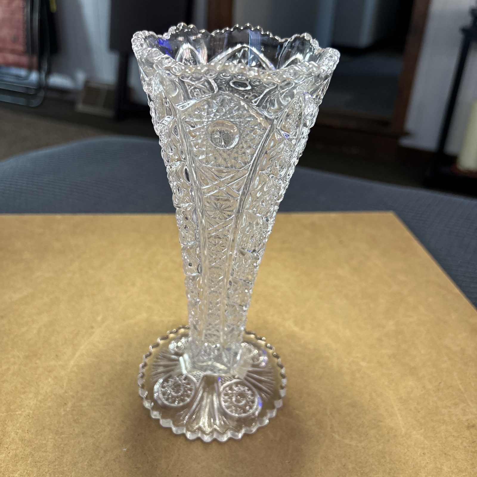 Beautiful Lead Crystal Bud Flower Vase Daisy Pattern Sawtooth Edge