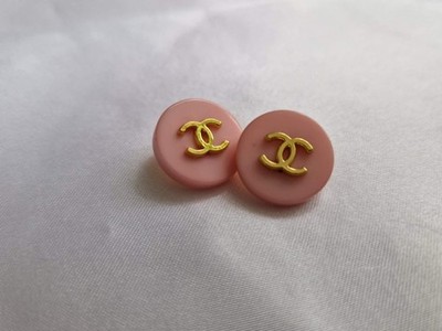SET BESTEHEND AUS ZWEI ROSA CHANEL ACRYLKNÖPFEN 16 MM