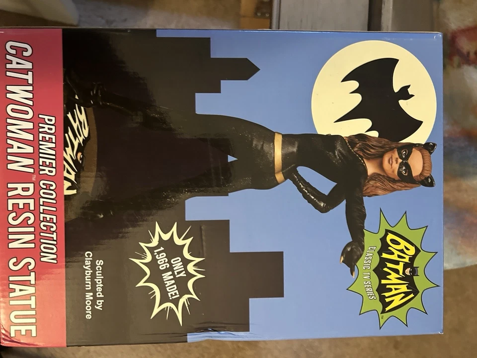 Catwoman Statue Diamond Select Toys DC Comics Batman - Image 3 of 4