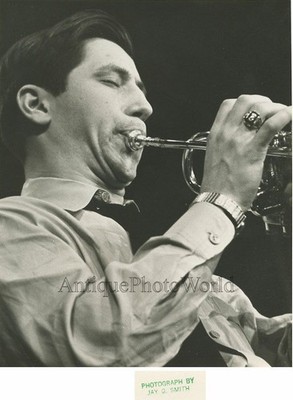 Mann spielt Trompete Vintage Trompeter Musik Foto