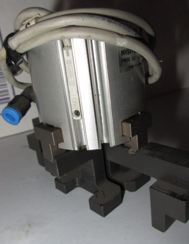 SMC MHS2-25D Parallelgreifer 2 Finger doppeltwirkende Bohrung & D-M9P Schnurfüße #7S - Bild 12 von 12