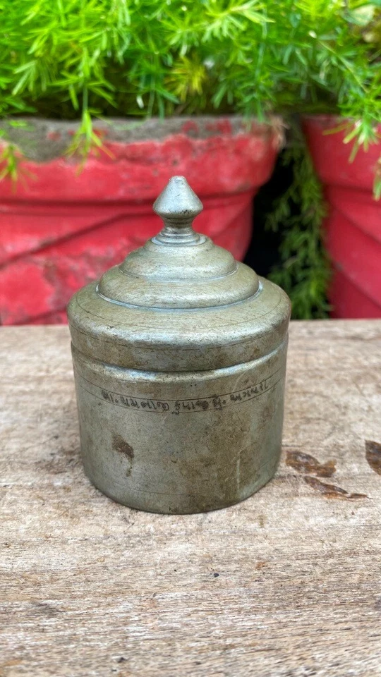 Antigua caja de tuercas de betel tallada a mano de latón caja de tabaco caja sindoor caja tika Foto 3 de 4