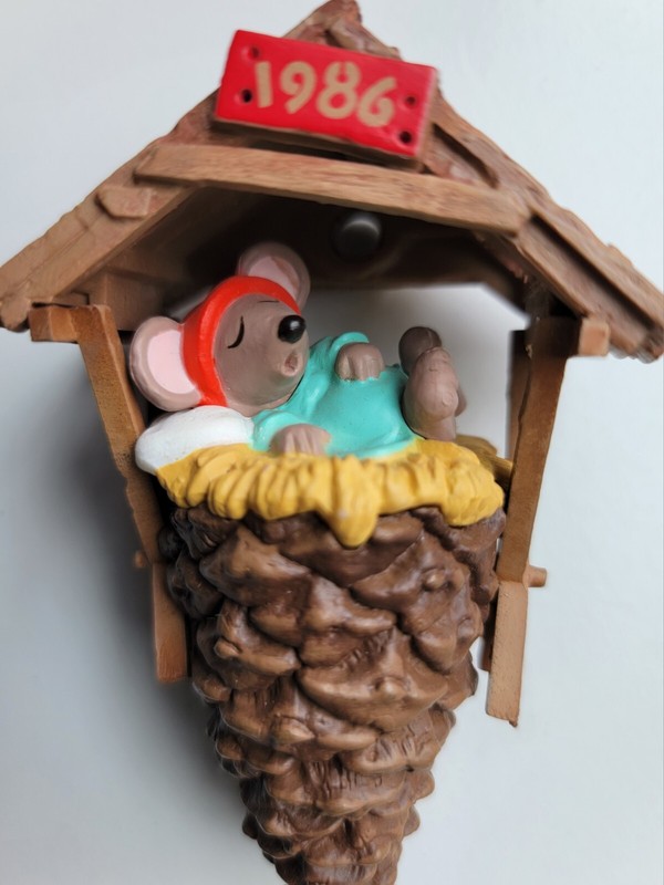 HALLMARK 1986 CHRIS MOUSE DREAMS ~ MAGIC LIGHT ORNAMENT ~ PINECONE HOME