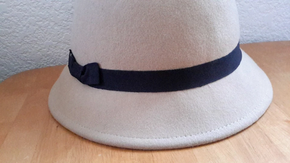 Odds Women’s Felt 100% Wool Ivory/Cream Bucket Hat Black Band/Bow EUC - Image 2 of 4