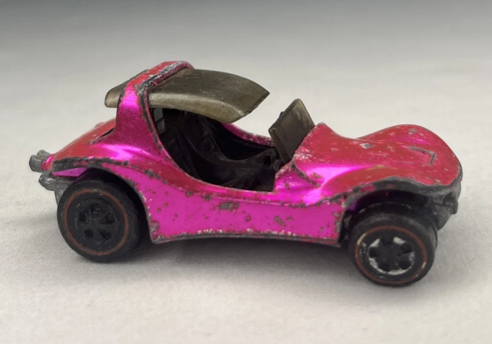 Cangrejo de arena Hot Wheels Redline años 70 rosa intenso con interior negro Foto 4 de 4