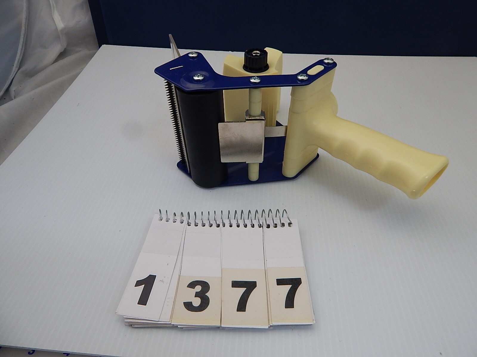 PACKING TAPE DISPENSER GUN, 4 INCH HEAVY DUTY-image