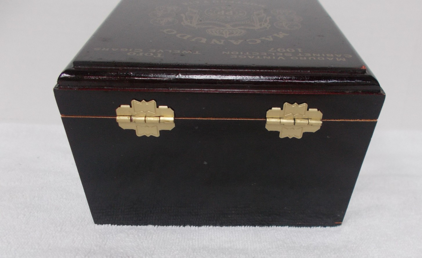 12 CIGAR BANDS & BOX - Macanudo Vintage Maduro - METAL BANDS - 1997