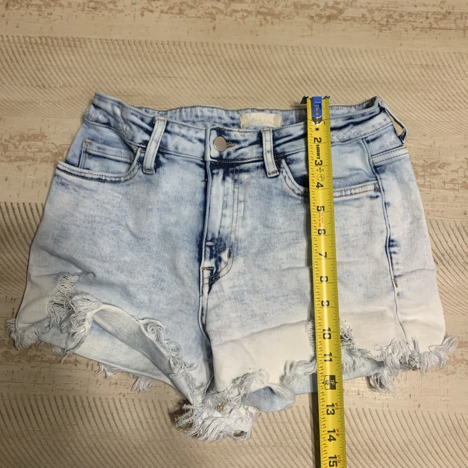Pantalones cortos de jean Altar’d State medianos para mujer lavado ácido, desgastados. Tamaño: mediano Foto 4 de 4