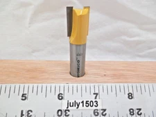 (1) NEW  Yonico 5/8" D Straight Carbide Tipped Router Bit 1/2" Shank 2 flute y4