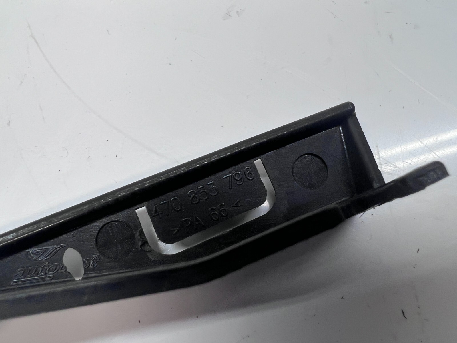 LAMBORGHINI AVENTADOR PASSENGER RIGHT QUARTER PANEL SECURING BRACKET 470853796