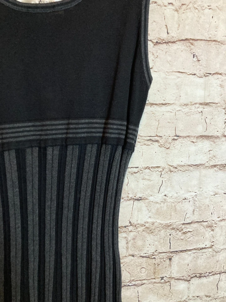 Vestido suéter Studio M para mujer grande negro y gris plisado tejido midi elástico Foto 3 de 4