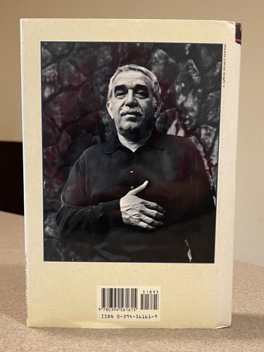 Love in the Time of Cholera (First Edition, 1st Printing Hardcover w/Postcard!!! - Foto 4 di 20