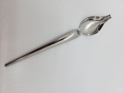 Drizzle spoon, controls liquid to help with food presentation/decoration 