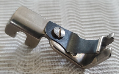 Singer Sewing Machine Slant Shank 5/32'' Blind Stitch Braider Foot Simanco 160690
