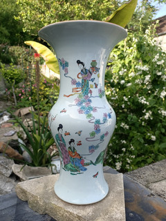Ancien Grand Vase Chinois En Porcelaine Décor Polycrome Scéne Féminine.
