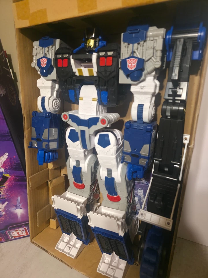 Transformers: Legacy Titan Cybertron Universe Metroplex - Image 3 of 4