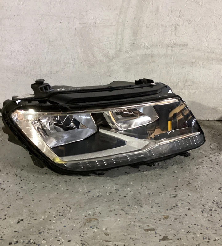 2018-2021 VOLKSWAGEN TIGUAN FRONT RIGHT PASSENGER HEADLIGHT USED OEM 5NL941006