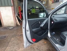 2013 HYUNDAI IX35 LEFT FRONT DOOR LOCK ASSEMBLY 5 DOOR MK1