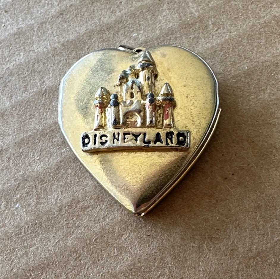 Colgante Medallón Corazón Disneyland Vintage Castillo Walt Disney Productions Tono Dorado Foto 2 de 4