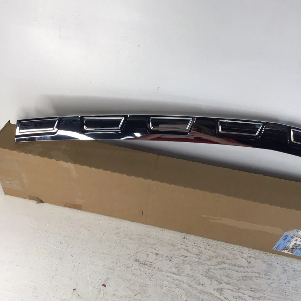 Almohadilla de escalón moldura cromada para parachoques trasero Chevrolet Traverse OEM 13-17 20983813 Foto 3 de 4