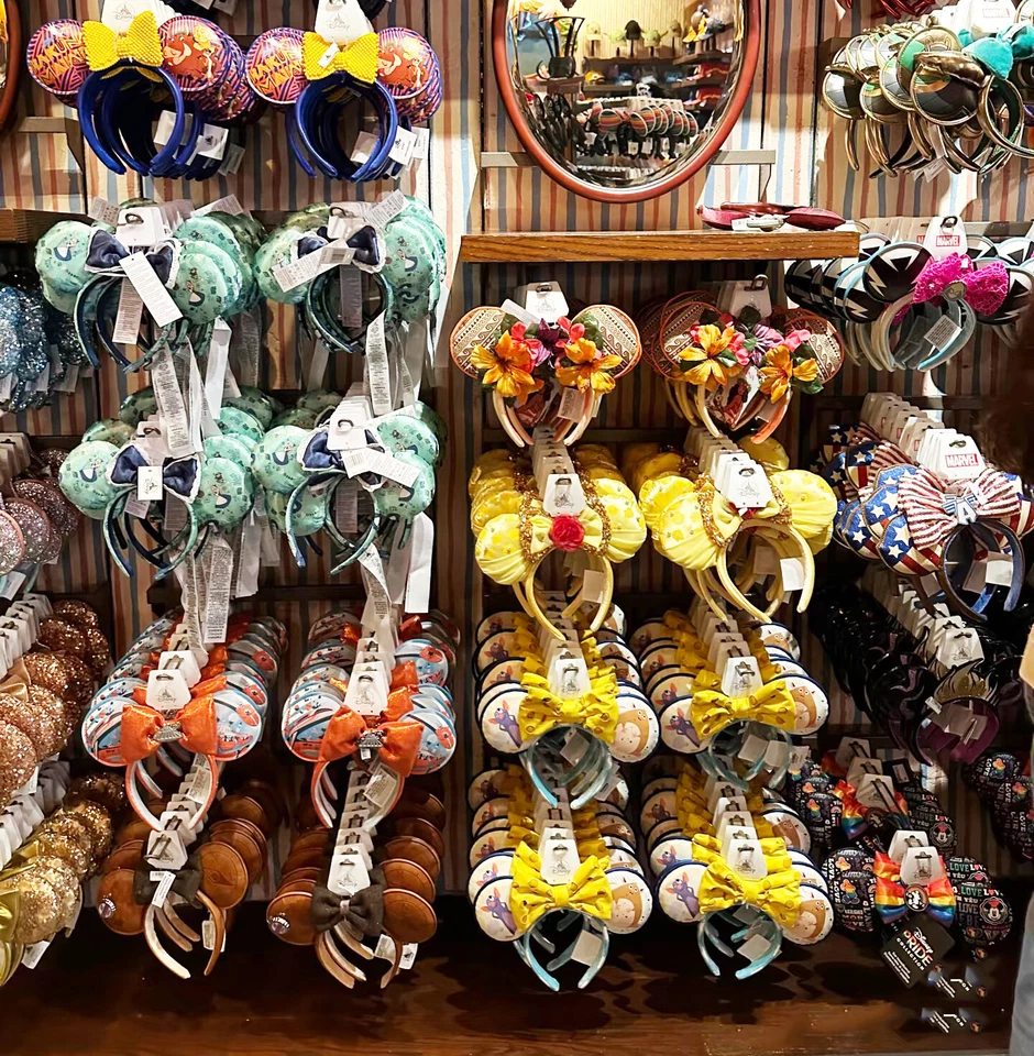 Faixa de cabeça Rapunzel Enrolada Pascal Belle Loungefly Mickey Ears 2024 parques da Disney - Imagem 2 de 4