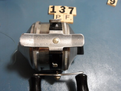 U0137 PF VINTAGE ZEBCO MODEL 33 FISHING REEL METAL FOOT MADE IN