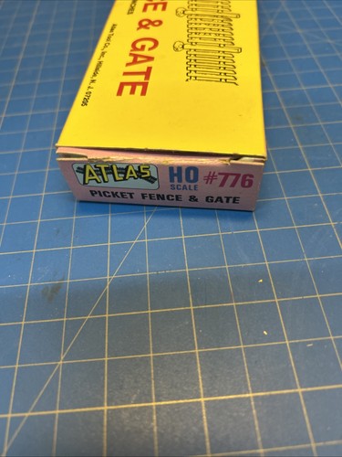 Atlas 776, White Picket Fence & Gate, 72" Inches, Train Layout Scenery, HO Scale - Picture 4 of 4