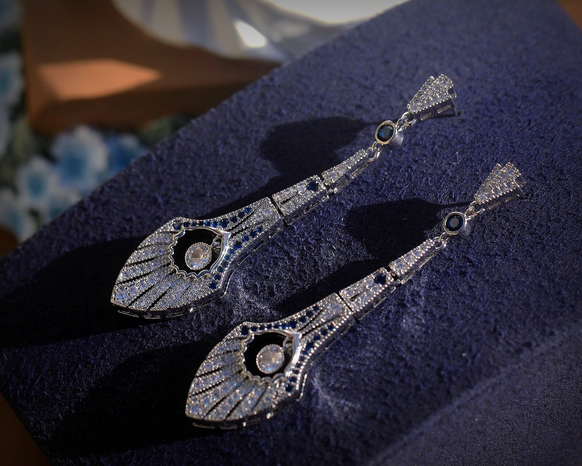 Boucles D'oreilles Clous Art Déco Taï-chi Avec Cristal Bleu - Style Great Gatsby