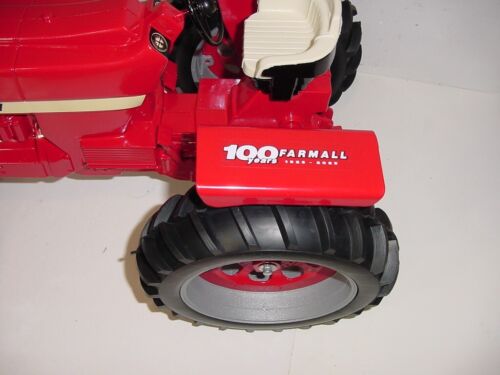 1/8 International 1066 Wide Front Tractor NIB! 100 Years Farmall Ed USA MADE! - Picture 2 of 5