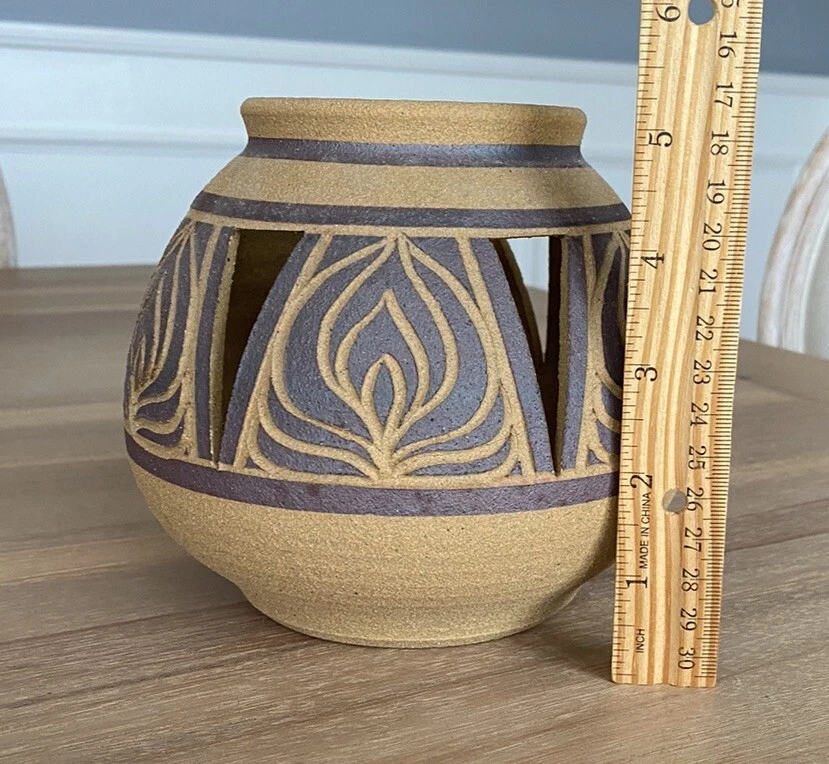 Jarrón de cerámica de arte popular maceta con diseño abierto firmado por artista Foto 3 de 4