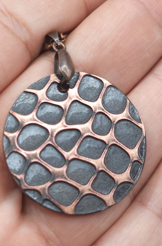 Pendentif écaille reptilienne en cuivre, le bijou hypoallergénique pour peaux sensibles