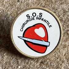 Pin’s SOS Chirurgie Infantile Signé Pichard Saumur