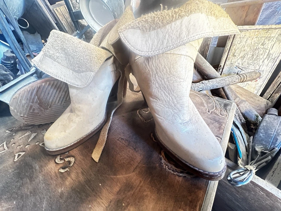 Vintage 1970’s Lady’s Tan Leather Short Heal Shoes - Image 3 of 3