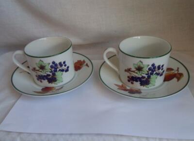 Ein Paar Royal Worcester Evesham Vale Tassen und Untertassen