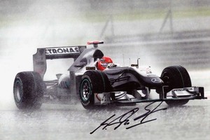 Michael Schumacher signe un autographe pour la première fois en 13 ans