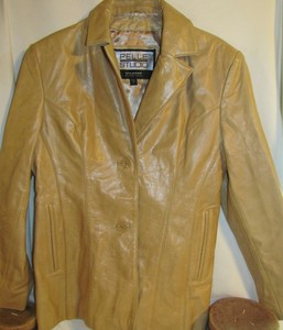 jaqueta de couro com botão