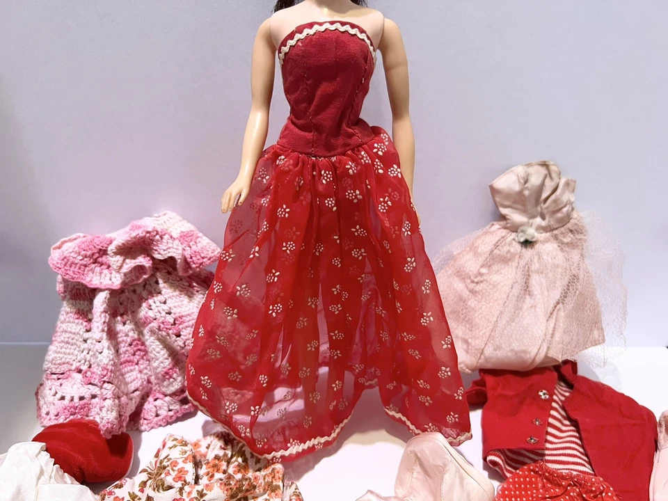 Muñeca Mitzi Ideal Toy Corp Barbie Clon Morena Años 60 De Colección Lote De Ropa Foto 4 de 4