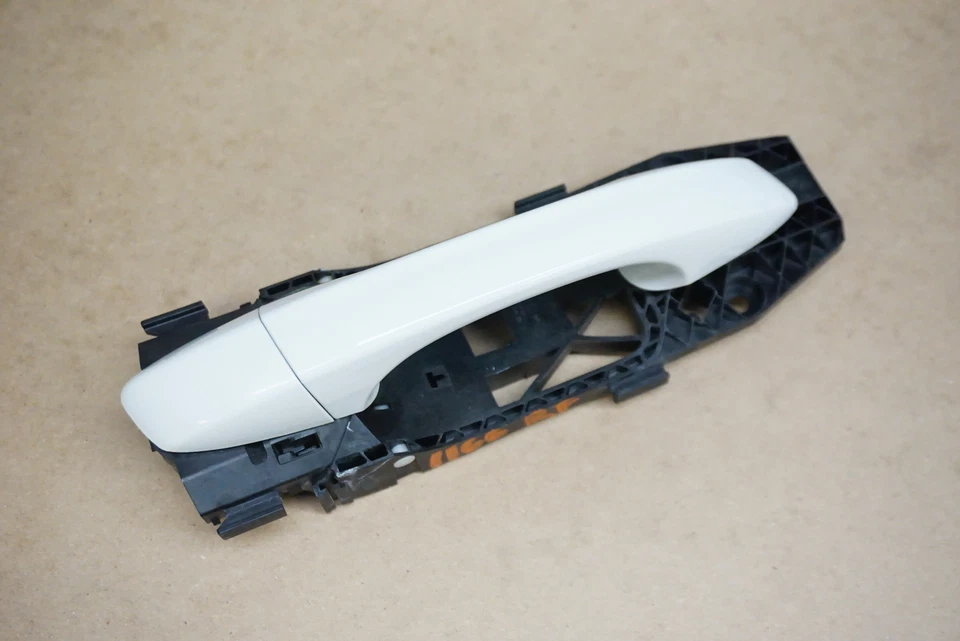 Conjunto manija puerta lateral derecha pasajero Volkswagen Passat 20-22 5GM837206 Foto 2 de 4