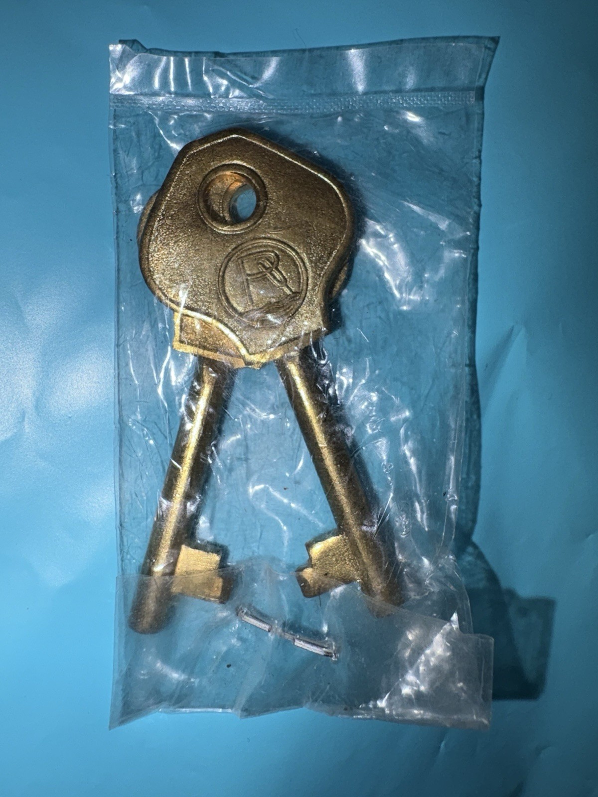 Set 2 chiavi di ricambio originali in ottone Pearl River Piano Lock vintage foto 2