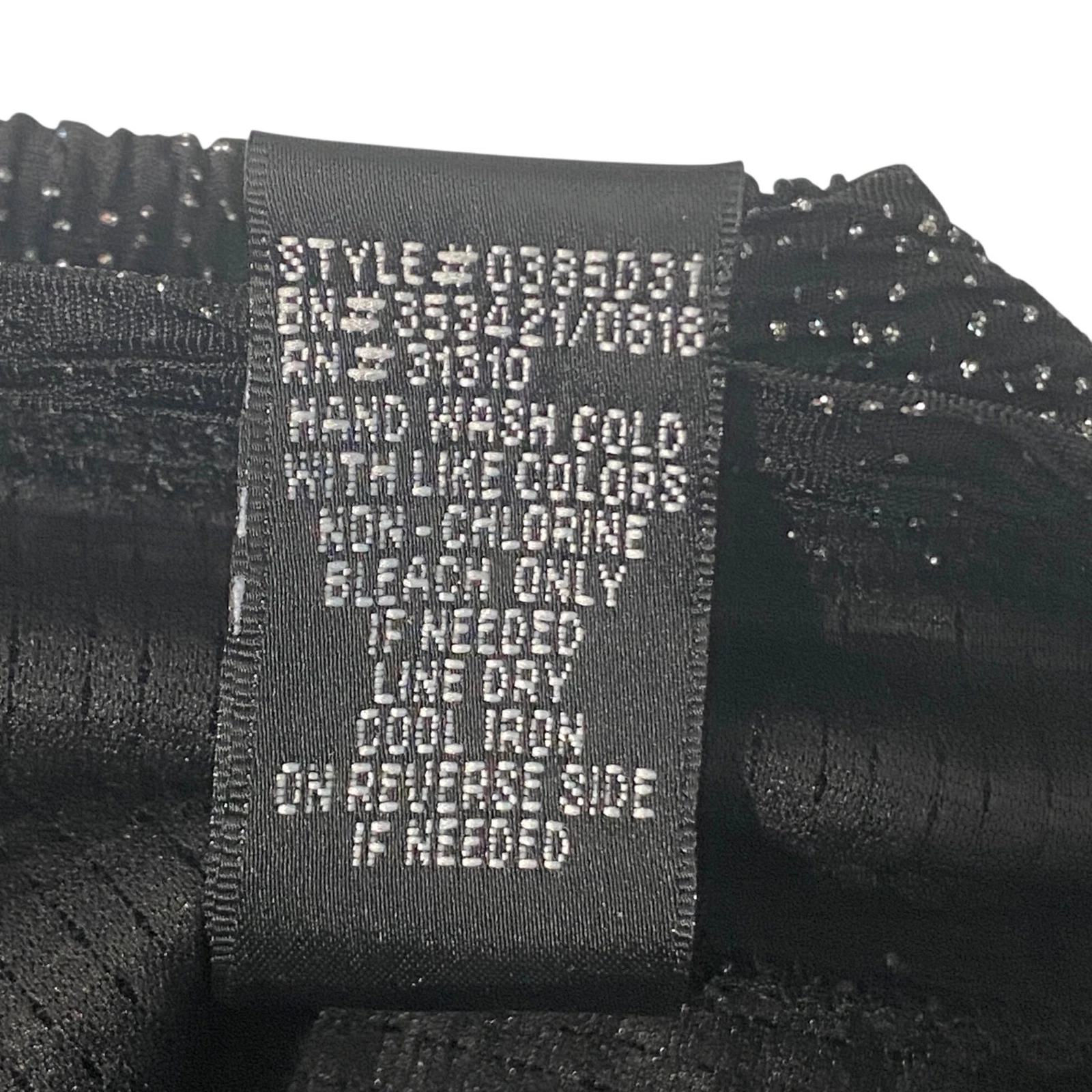 Abito da cocktail Alyx ritagli nero stropicciato testurizzato argento scintillante vestibilità e svasatura